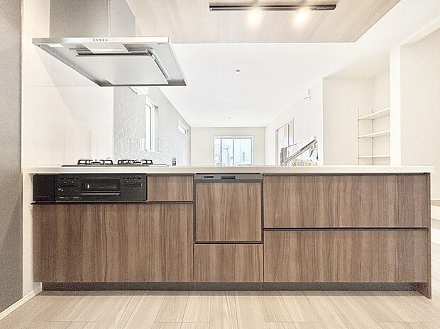 ～Kitchen～　会話が弾むリビング、料理が愉しくなるキッチン。家は、ただ生活する場ではなく、暮らしを愉しく、快適にする場所。笑顔の毎日、安らぎの日々のために、最新の設備・仕様を採用。