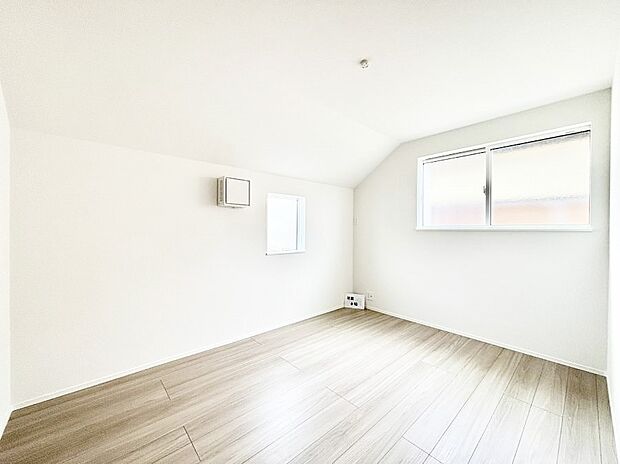 ～Bed Room～　木の温もりがやさしいフローリングは安らぎをもたらすプライベート空間。明るめのフローリングですので、壁紙ともマッチし、お部屋を更に広く見せてくれる効果も。