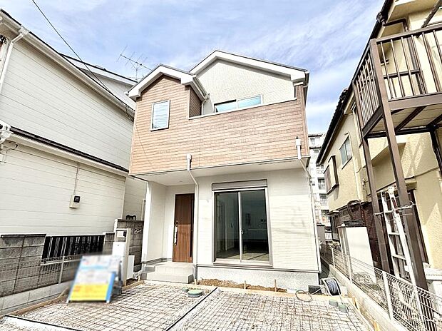 ～Exterior～  閑静な住宅地で子育て家族にピッタリ。  毎日のお散歩も快適な緑に恵まれたエリアで、自然に包まれた穏やかな暮らしを実現するための、ゆとりある住環境が整っています。