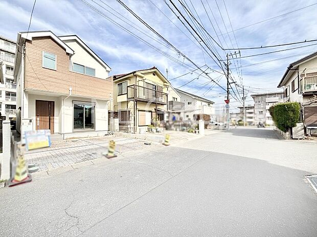 ～Exterior～  前面道路： 住宅地になっているので車量も少なく、静かな立地です。子育て環境も良好です♪♪周辺環境もあわせてご案内させて頂きます。お気軽にお問い合わせください。