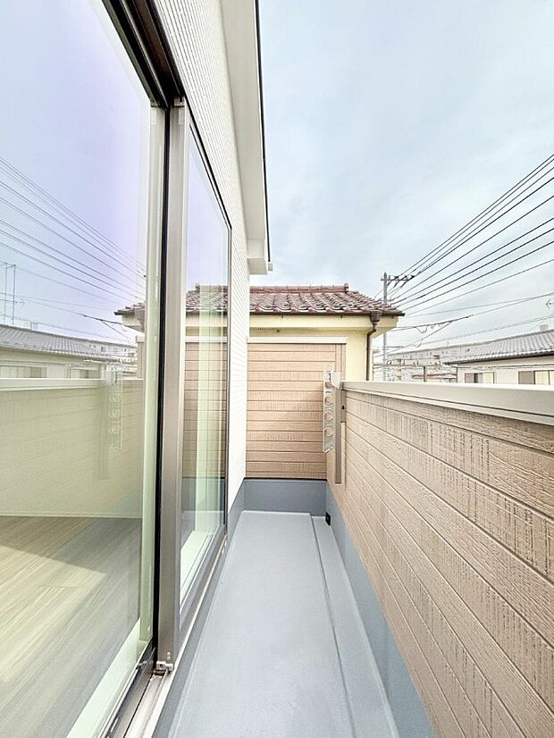 ~Balcony~ 南向きのバルコニーの前には雲以外に太陽を遮るものがありません。お洗濯物も乾きやすく、何より明るく気持ちのいい光が入ってきます。使いやすく開放的なバルコニーです♪