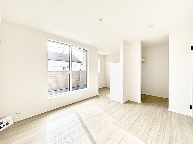 ～Bed Room～　バルコニーからの採光で朝もスッキリ目が覚めそうですね！穏やかな光が差し込む室内には、穏やかな時間が流れます。休日には、落ち着いた空間で自分の趣味を楽しむのはいかがですか。
