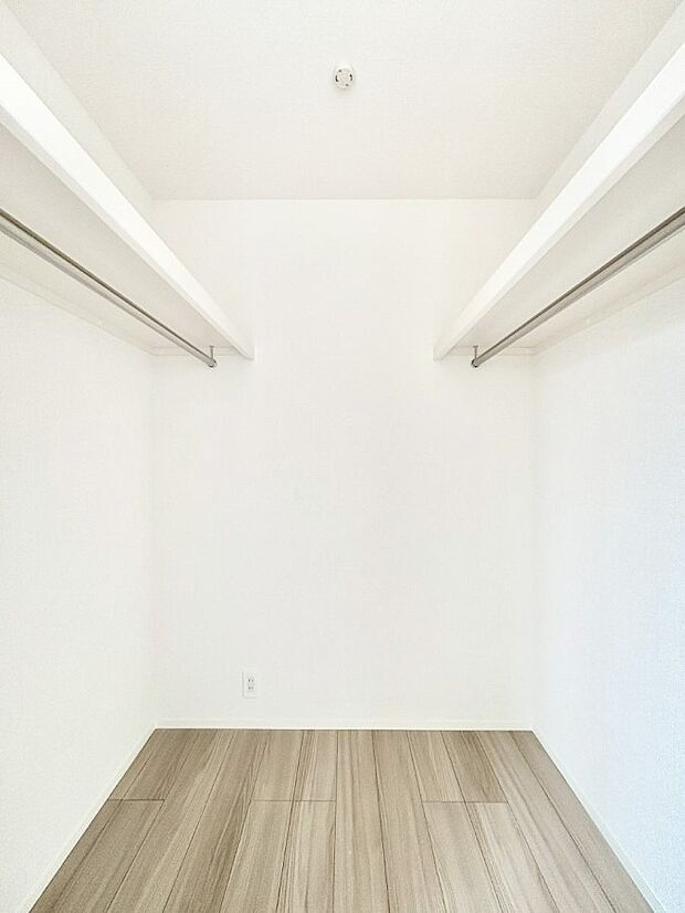 ～Walk-in Closet～　必要なものやコーディネートを一覧して確認でき、身支度や準備が短時間で済むウォークインクローゼットを設置しました。家の中をすっきりとさせる便利な収納スペースです。