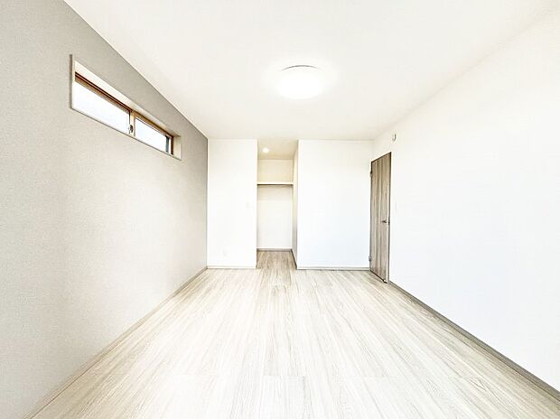 ◆3号棟◆~Bed Room~ 「今日も一日お疲れ様」とご夫婦でゆったりくつろげる寝室。毎日の家事やお仕事に疲れた日はフカフカのベットで癒されてください。テレビや本棚をおいても快適な広さが自慢♪