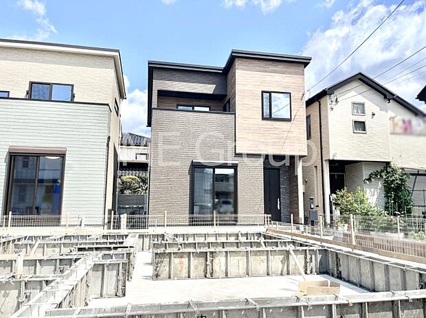 ◆3号棟◆~Exterior~ 閑静な住宅地で子育て家族にピッタリ。 毎日のお散歩も快適な緑に恵まれたエリアで、自然に包まれた穏やかな暮らしを実現するための、ゆとりある住環境が整っています。