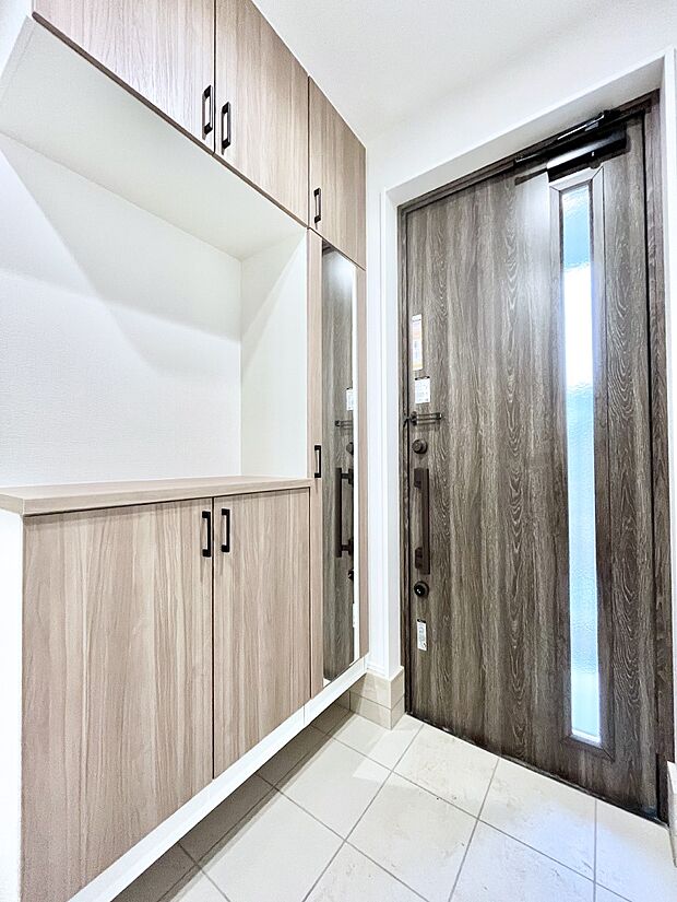 ◆2号棟◆～Entrance～　家の中でお客様を迎える最初の場所である玄関は、家の印象そのものです！豊富な玄関収納で、常に綺麗に保つことが出来ます♪玄関にはたっぷり収納の下駄箱を完備！