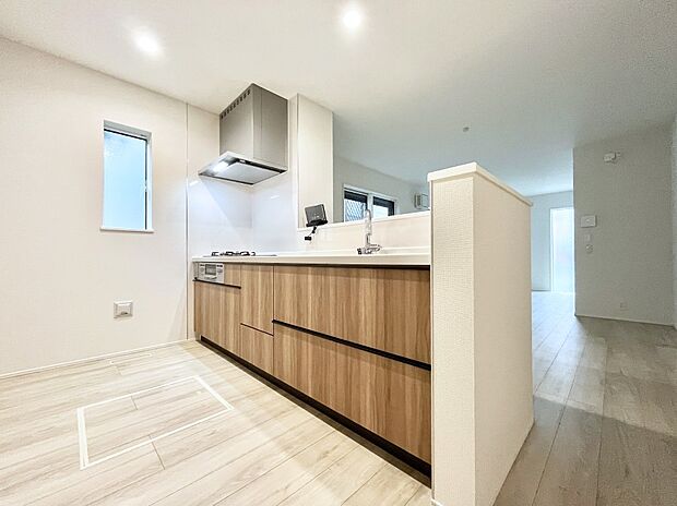 ◆2号棟◆～Kitchen～　自然光が入る窓のあるキッチン☆毎日使う場所だからこそ、使い勝手を考慮しました。ゆったりとしたキッチンコーナーは質感豊かな仕上がりとなっております。