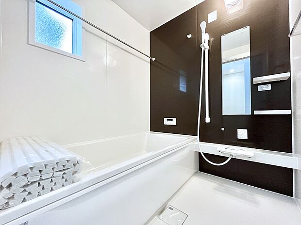 ◆2号棟◆~Bath Room~ 窓付きのバスルームは、採光もあり明るく気持ちの良い空間です。窓があることで、換気環境も良好。ゆったり寛げるバスルームで、毎日のバスタイムが楽しみになりそうです。