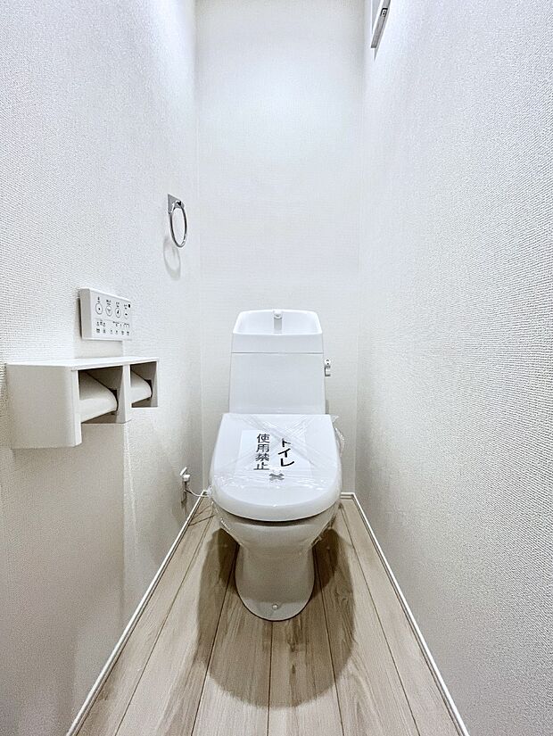 ◆2号棟◆～Toilet～　清潔感のある水回り♪トイレはウォシュレット付きです◎トイレは毎日使わざるを得ないもの。いつも清潔を保ちたいですね。トイレが2ヶ所あるので朝の混雑時に便利です！
