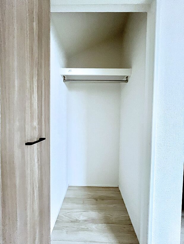 洋室のクローゼット。奥行きがあるので厚手の衣類もすっきり収まります。