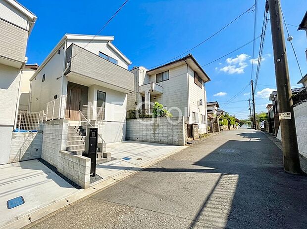 ~Exterior~ 前面道路は閑静な住宅地をはしる車通りの少ない道路。駐車の出し入れもらくらくです!ご不明点・現地見学のご希望は、お気軽にお問い合わせください!