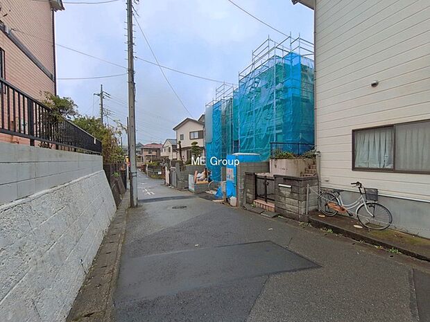 ～Exterior～　前面道路は閑静な住宅地をはしる車通りの少ない道路。駐車の出し入れもらくらくです！ご不明点・現地見学のご希望は、お気軽にお問い合わせください！