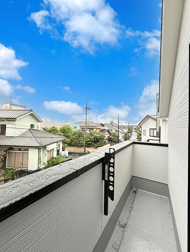◆2号棟◆～Balcony～  バルコニーは温かい陽がさしこみ、お布団や洗濯物を気持ちよく干すことができます。使いやすく開放的なバルコニーです♪陽ざしがたっぷり降り注ぐ、バルコニー付き住まい。  