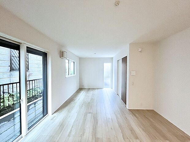 ◆2号棟◆~Living~ 豊かな陽光がこの場所を照らしだす。光溢れるこの空間はみんなの笑顔が集う場所、時を忘れ、つきることのないたわいもない会話を楽しむ時間、たくさんの思いが綴られる場所。