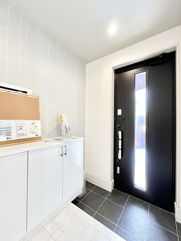 ガラススリットの入った玄関ドアが室内に光を届けてくれます