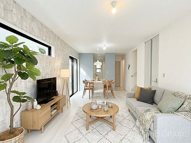 ご家族の賑やかな話し声で包まれる明るいリビング  ※家具はCGです 