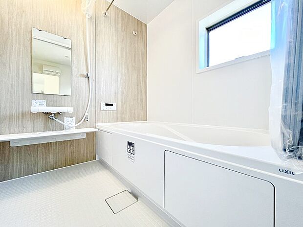 一日の疲れを癒してくれる明るい清潔感のあるバスルーム