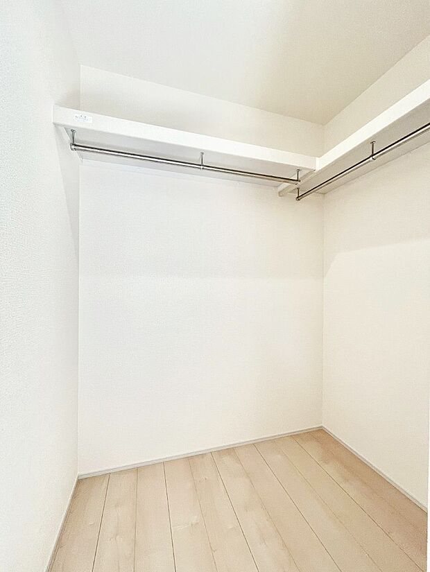 ウォークインクローゼットの活用で生活空間スッキリ
