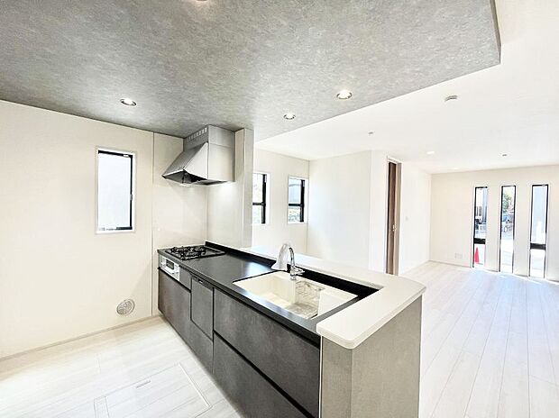 料理をしながらでもご家族との会話を楽しめる対面キッチン