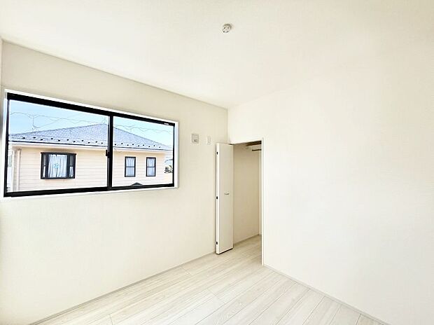 お子さまのお部屋としても！衣類の整理整頓に便利なクローゼット付きの洋室！