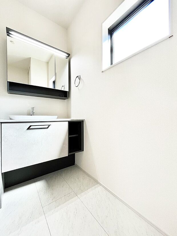 収納力と機能性に優れた洗面化粧台