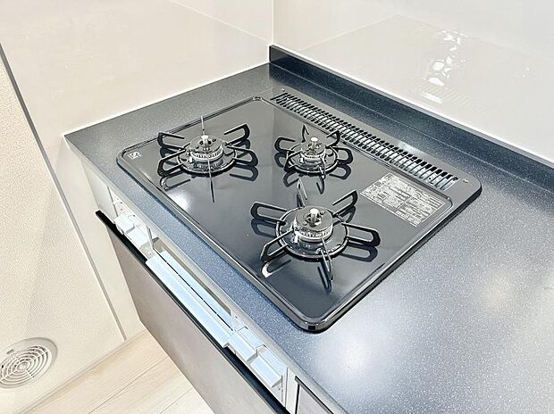 ガスコンロはＳｉセンサー搭載。火力調節や焦げ付き・消し忘れも防いでくれます。