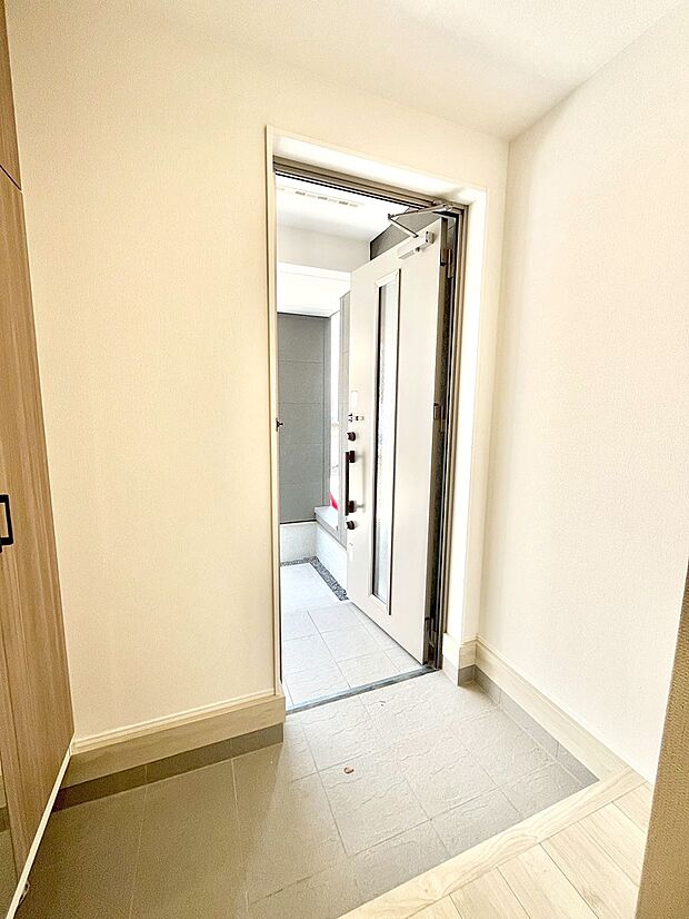 ◆1号棟◆～Entrance～　玄関は家の顔といわれますが我が家のセンスをさりげなく感じさせる魅力ある玄関造りも楽しみの一つ。帰宅する度に家族がほっとできる心地よい空間造りも大切ですね♪