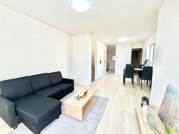 ◆1号棟◆～Living～　家族の会話や笑顔が行き交うリビングです。大きなソファやダイニングテーブルでゆったり食事をしたりくつろぎたい♪そんな夢が叶えられる空間です！