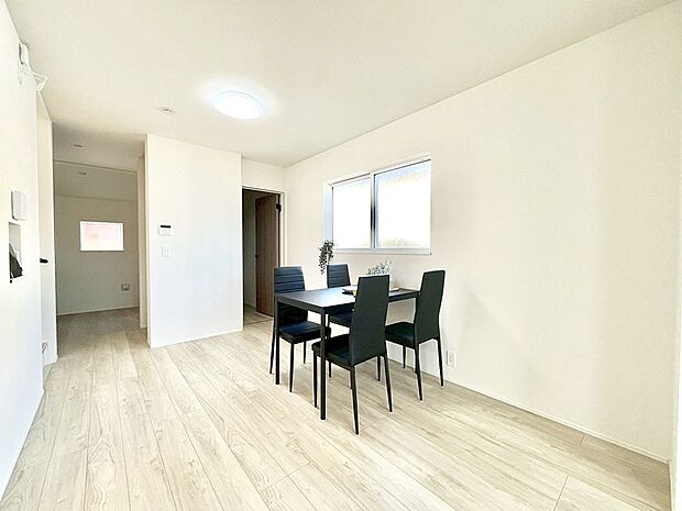 ◆1号棟◆～Living～　家族の食事や団らんのほか、子どもを遊ばせたり、友人を招いたりするLDKは住まいの中心。長時間過ごす場所だから、その空間は住まい全体の居心地を左右します。  