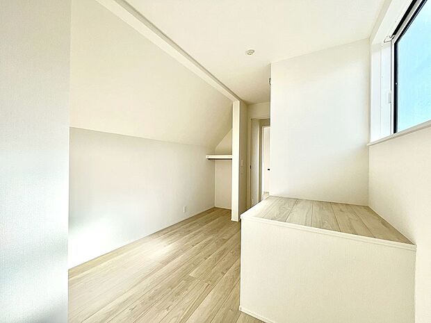 ◆1号棟◆～Bed Room～ 全居室には収納クローゼットを完備！普段使いのお洋服や小物はもちろん、季節物のお洋服などもしっかりと整理整頓おしまい頂けます。 居室空間を広く使用できますね。  