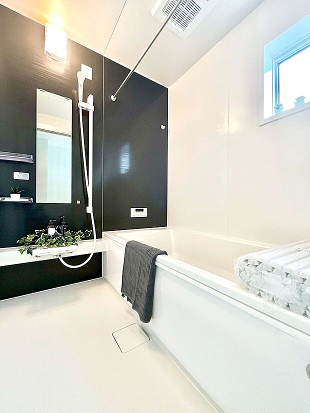 ◆1号棟◆～Bath Room～　窓付きのバスルームは、採光もあり明るく気持ちの良い空間です。窓があることで、換気環境も良好。ゆったり寛げるバスルームで、毎日のバスタイムが楽しみになりそうです。