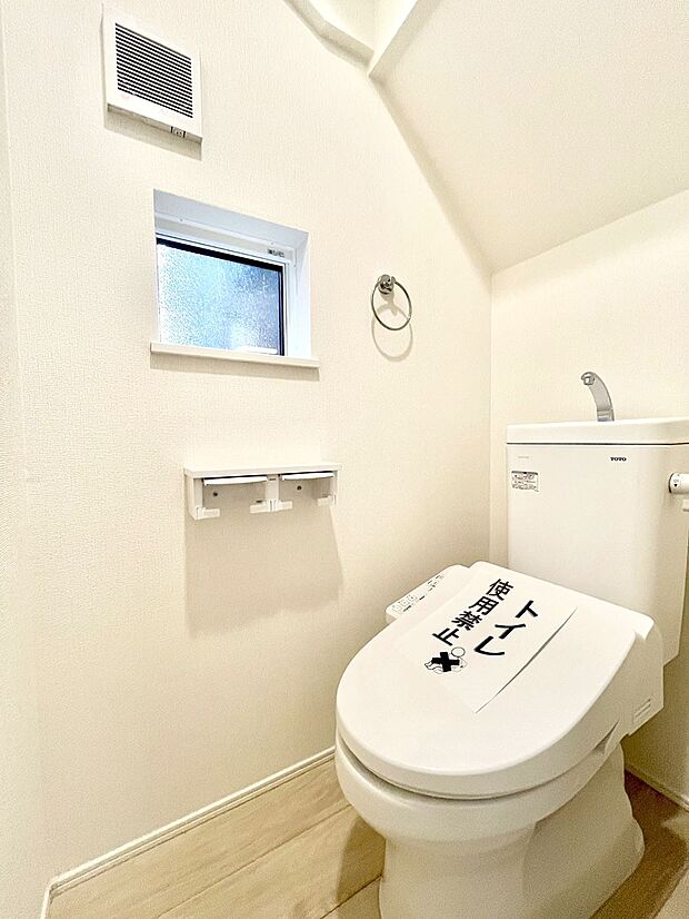 ◆1号棟◆～Toilet～　綺麗・スッキリ・快適なウォシュレット付トイレでくつろげる空間です。トイレは毎日使わざるを得ないもの。いつも清潔を保ちたいですね。トイレが2ヶ所あるので朝の混雑時に便利です！