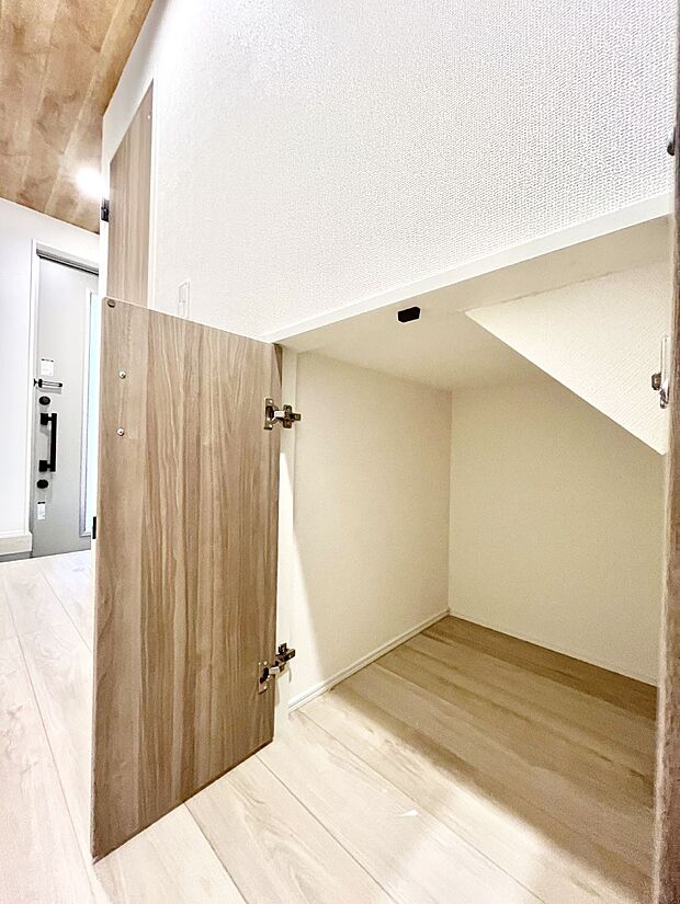 ◆1号棟◆日用品のストックや水などの備蓄に使える階段下収納。