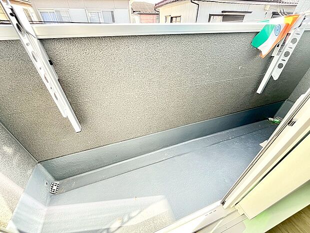 ◆1号棟◆～Balcony～ バルコニーは温かい陽がさしこみ、お布団や洗濯物を気持ちよく干すことができます。 使いやすく開放的なバルコニーです♪陽ざしがたっぷり降り注ぐ、バルコニー付き住まい。