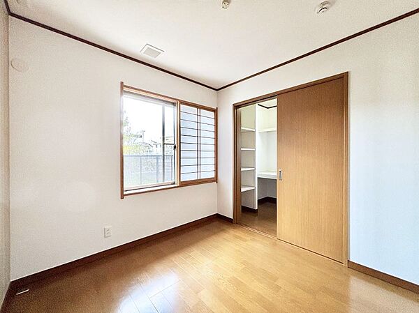 ウォークインクローゼットがあるお部屋。季節ごとの入れ替えも不要で便利です。
