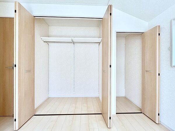 洋室のクローゼット。奥行きがあるので厚手の衣類もすっきり収まります。