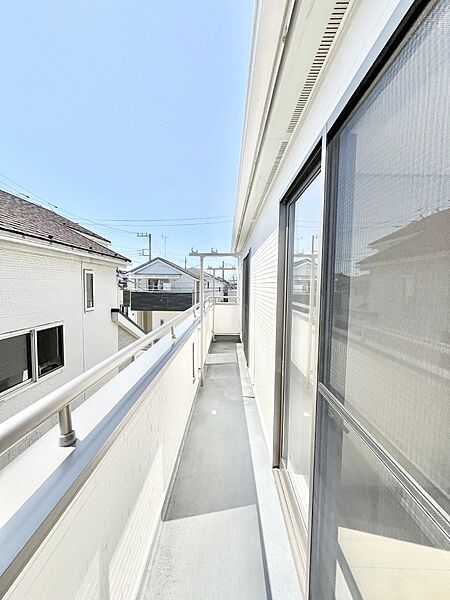 暖かな陽光が降り注ぐバルコニーはお洗濯におすすめ。爽やかな風も心地よいです。