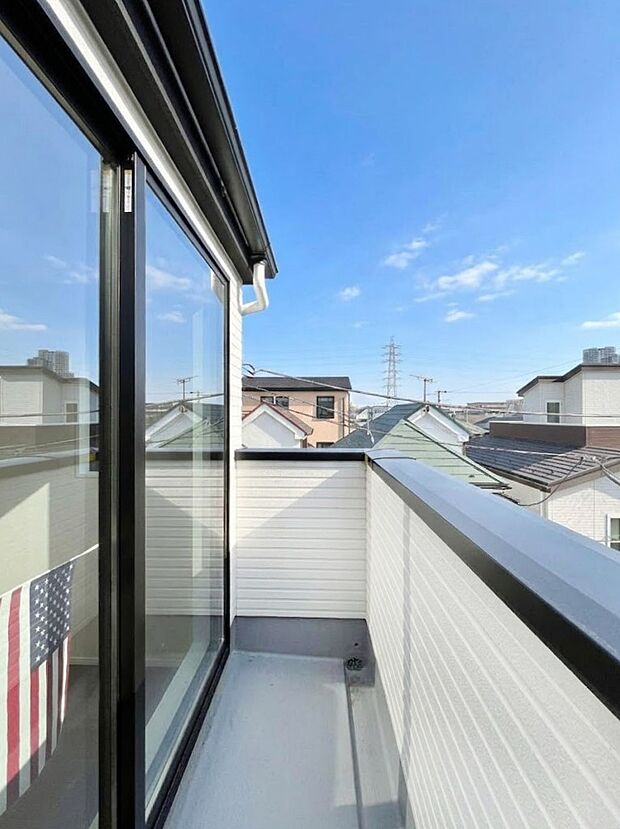 暖かな陽光が降り注ぐバルコニーはお洗濯におすすめ。爽やかな風も心地よいです。 