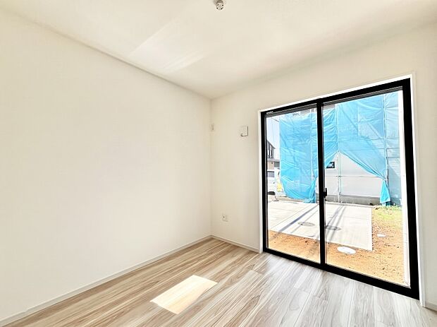 ～Bed Room～　部屋数が多いのが戸建てのメリットです。ご家族が増えたことで手狭に感じていた住まいも戸建てでは各居室プライバシーを保つことができます。※同仕様写真