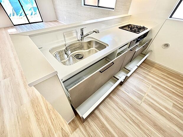～Kitchen～　キッチン設備は3口ガスコンロ付き♪スペースにもゆとりがあり、日々の家事もはかどりそうですね♪※同仕様写真  