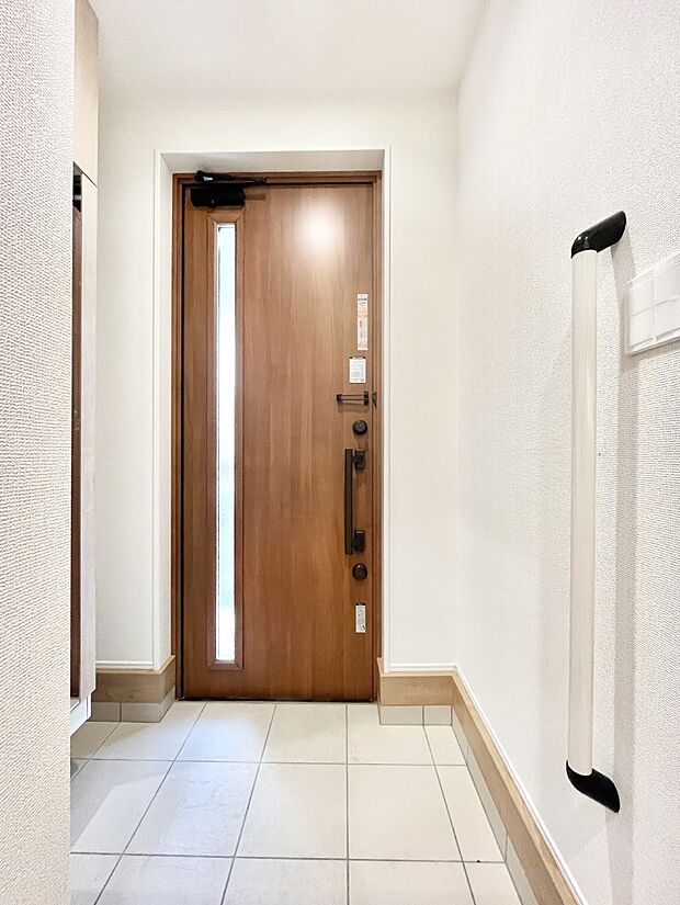 ◆2号棟◆~Entrance~ 玄関は家の顔といわれますが我が家のセンスをさりげなく感じさせる魅力ある玄関造りも楽しみの一つ。帰宅する度に家族がほっとできる心地よい空間造りも大切ですね♪