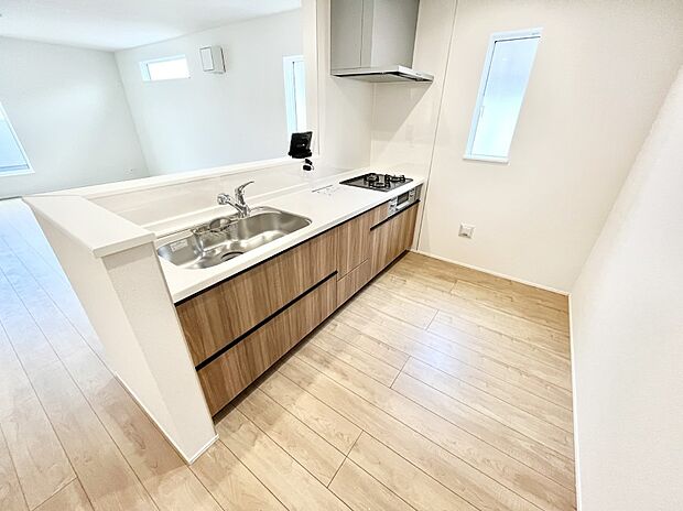 ◆2号棟◆~Kitchen~ 自然光が入る窓のあるキッチン☆毎日使う場所だからこそ、使い勝手を考慮しました。ゆったりとしたキッチンコーナーは質感豊かな仕上がりとなっております。