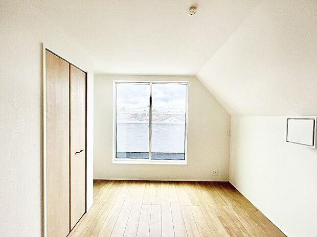 ◆2号棟◆~Bed Room~ バルコニーからの明るい日差しが差し込みます。日照に恵まれたお部屋。柔らかい自然光で朝目覚める暮らしが送れるだろう。機能的な収納を配置して、片付いた空間も実現出来そう。