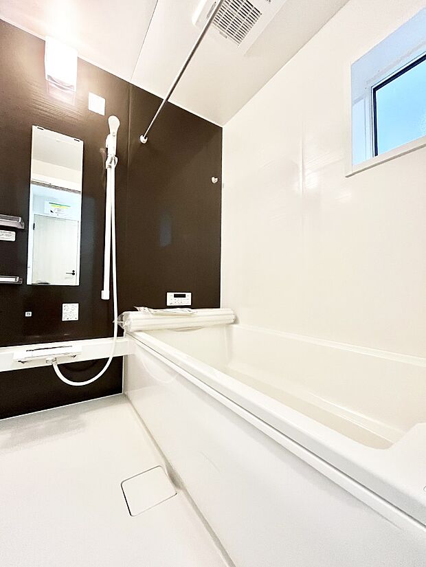 ◆2号棟◆~Bath Room~ 窓付きのバスルームは、採光もあり明るく気持ちの良い空間です。窓があることで、換気環境も良好。ゆったり寛げるバスルームで、毎日のバスタイムが楽しみになりそうです。
