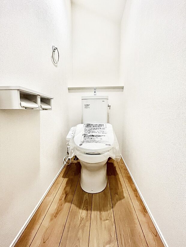 ◆2号棟◆~Toilet~ 清潔感のある水回り♪トイレはウォシュレット付きです◎トイレは毎日使わざるを得ないもの。いつも清潔を保ちたいですね。トイレが2ヶ所あるので朝の混雑時に便利です!