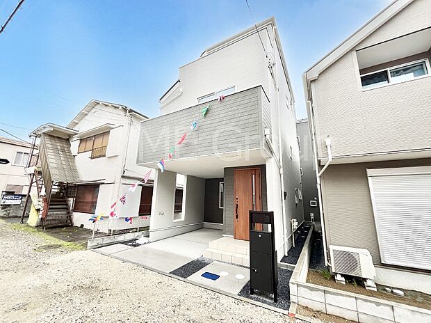 ◆2号棟◆~Exterior~ 堂々たる趣ながら、主張し過ぎずどこか余裕を感じさせるシャープなフォルムで佇む邸宅は、晴天の空と照らし合わせる事で、本来あるべき完成形の姿を見せてくれます。