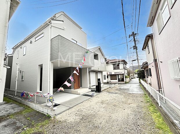 ~Exterior~ 前面道路は閑静な住宅地をはしる車通りの少ない道路。駐車の出し入れもらくらくです!ご不明点・現地見学のご希望は、お気軽にお問い合わせください!
