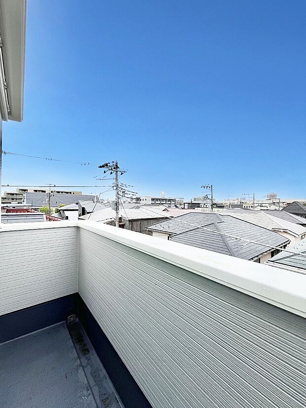◆2号棟◆~Balcony~ バルコニーは温かい陽がさしこみ、お布団や洗濯物を気持ちよく干すことができます。使いやすく開放的なバルコニーです♪陽ざしがたっぷり降り注ぐ、バルコニー付き住まい。