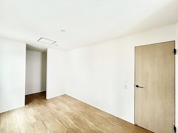 ◆2号棟◆~Bed Room~ 全居室には収納クローゼットを完備!普段使いのお洋服や小物はもちろん、季節物のお洋服などもしっかりと整理整頓おしまい頂けます。 居室空間を広く使用できますね。