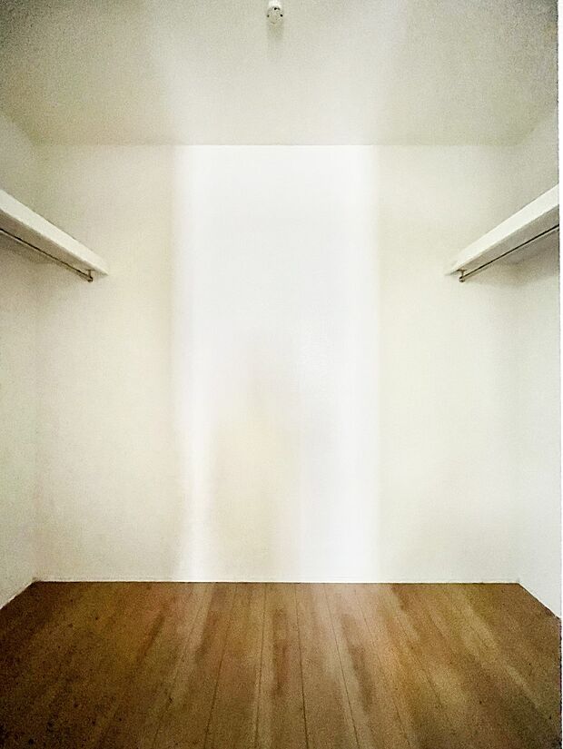 ◆2号棟◆~Walk-in Closet~ たくさんの洋服をかけてもシワになりにくいウォークインクローゼット。洋服以外にも、普段使わない家電やスーツケース、ストック品など何でも片付く嬉しい空間です。